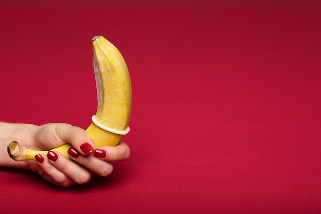 banán s prezervativem