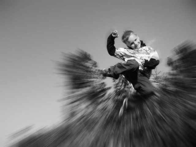 malý chlapec při výskoku.jpg